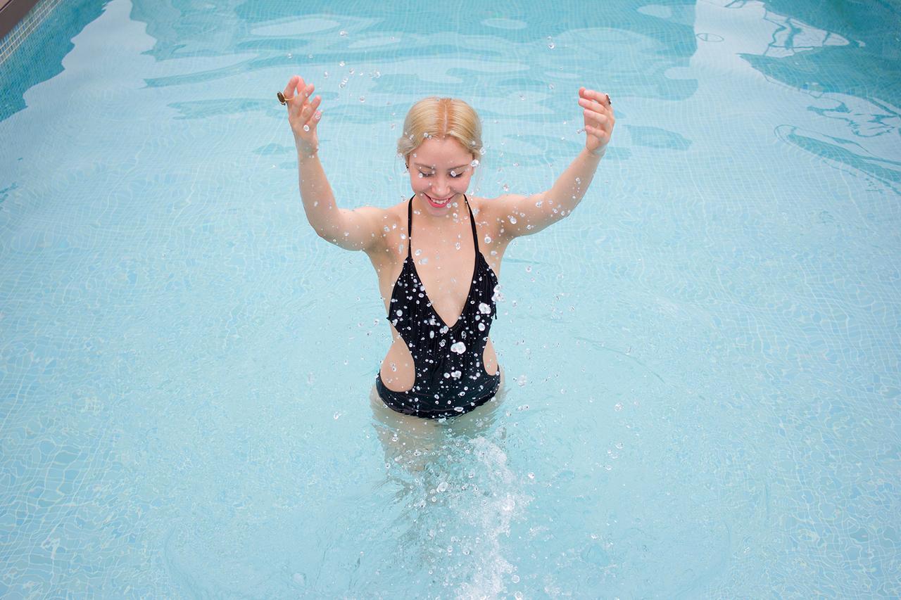 巴拿马中央酒店 巴拿马城 外观 照片 A woman in a swimming pool