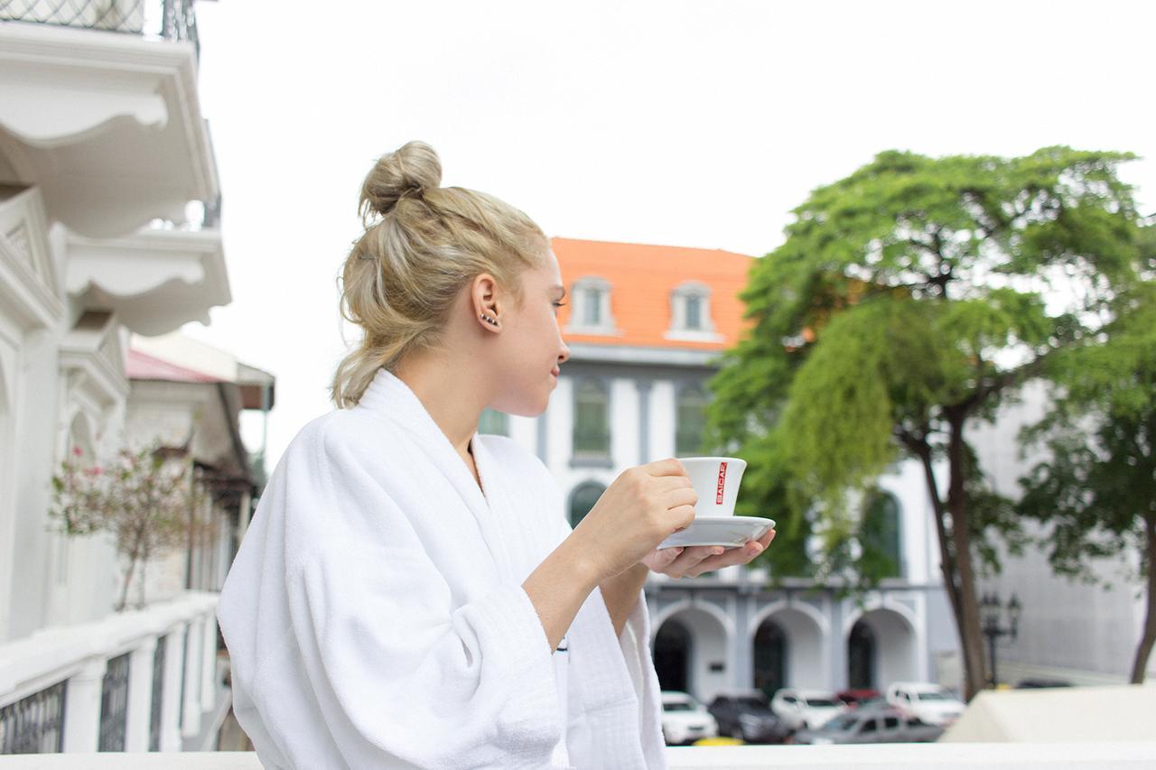 巴拿马中央酒店 巴拿马城 外观 照片 A woman wearing a bathrobe