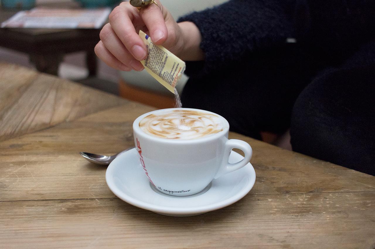 巴拿马中央酒店 巴拿马城 外观 照片 Sugar being added to a coffee