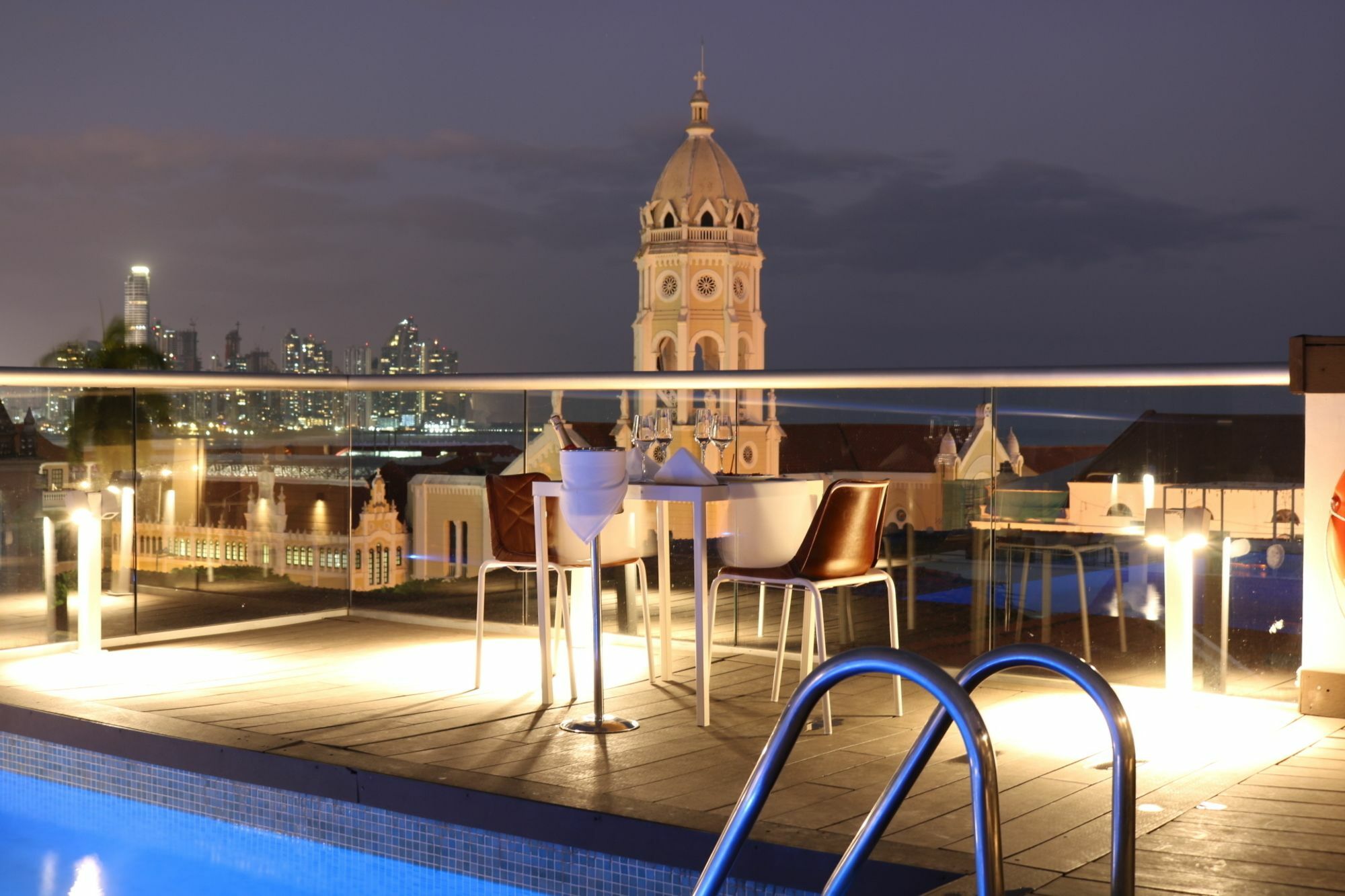 巴拿马中央酒店 巴拿马城 外观 照片 View of the hotel's rooftop pool